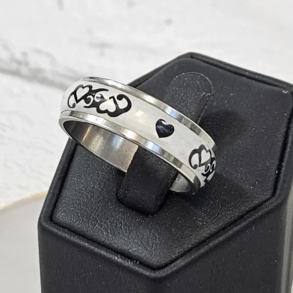 Size 11 Black and White Heart Design Fashion Ring  11I - Picture 3 of 4
